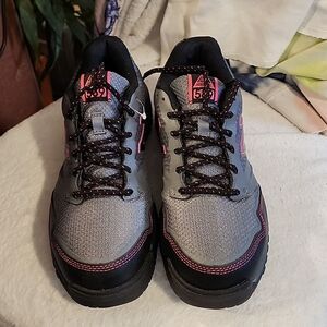 New Balance comp toe slip resistant size 9.5 tried on once